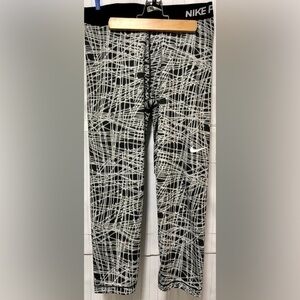 🦜Nike DriFIT Black & White Pro Cool Tracer Capri Leggings